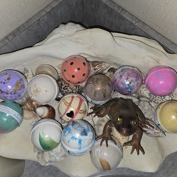 ###(New) The Island Bath & Body Bath Bombs  (5.5 oz Each) - Picture 8 of 12